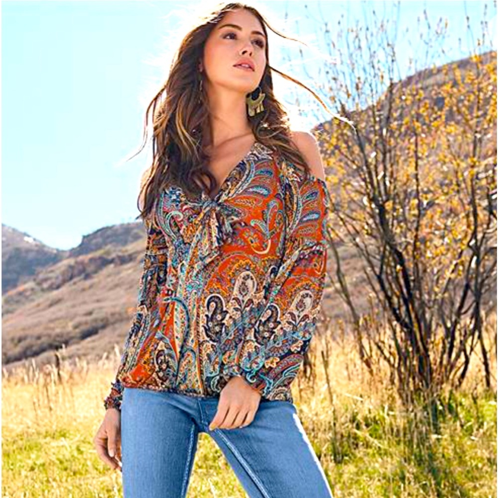 Venus Cold-Shoulder Paisley Top